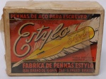 Rara Caixa Lacrada Pennas de Aço Estylo  Papelaria Antiga São Paulo  Anos 40/50 LACRADA DE FÁBRICA. A embalagem de papel original está preservada, protegendo o conteúdo. 100 unidades (lacradas).Modelo: Escolar (específico para escrita cotidiana e estudantes da época).Fabricação: Indústria Brasileira (São Paulo).Destaque do Catálogo: A lateral da caixa lista a linha de produção da marca Estylo, o que é um deleite para colecionadores de história industrial: