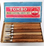 Conjunto de 6 Goivas Japonesas TOMBO  Original Vintage  Aço EspecialTombo / Hinomaru Tombo (Original do Japão).Quantidade: 6 ferramentas de entalhe com diferentes pontas.Material: Lâminas em aço japonês de alta qualidade ("Best Steel") e cabos em madeira natural com marcação em fogo. Apresentam pátina natural de oxidação superficial (comum em aço carbono antigo), mas mantêm a integridade do metal para afiação e uso.Caixa: Original de época, com a tampa ilustrada (apresenta desgastes naturais nas bordas).