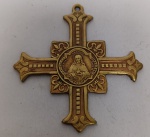 Rara Cruz Apostolado da Oração no Brasil  Sagrado Coração  Bronze VintageMedalhão central com a imagem do Sagrado Coração de Jesus.Inscrições:No medalhão: "Adveniat Regnum Tuum" (Venha a nós o Vosso Reino) e "Apostolado da Oração no Brasil".Nas bordas, as flores-de-lis simbolizam a pureza e a realeza de Cristo.Design: Cruz de quatro braços iguais (estilo cruz grega) com terminações ornamentadas e um passador superior para corrente ou fita.