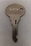 chave original Fiat vintage, um item clássico de memorabilia automotiva. Este modelo de chave "virgem"  era padrão para os veículos da Fiat no Brasil entre as décadas de 1970 e 1980, equipando modelos icônicos como o Fiat 147, Panorama, Oggi e as primeiras versões do Uno.