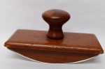 Mata-Borrão Antigo de Madeira Nobre  Acessório de Escrita Vintage  Colecionismofeito em madeira nobre. Este item era um acessório essencial em escrivaninhas antes da popularização das canetas esferográficas, servindo para secar o excesso de tinta de canetas-tinteiro e evitar borrões no papel.Pelo design e pátina da madeira, trata-se de uma peça de meados do século XX (anos 30 a 50), época em que a escrita à mão com tinta líquida era a regra.