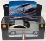 Miniatura Ferrari 612 Scaglietti 1:38  Shell V-Power  Lacrada na CaixaFerrari 612 Scaglietti na cor prata, também na escala 1:38 e parte da prestigiada coleção Shell V-Power.A 612 Scaglietti é um modelo icônico de quatro lugares da Ferrari, e a miniatura nesta cor prata é muito apreciada por destacar as linhas elegantes e clássicas do design assinado pela Pininfarina.