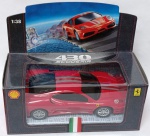Miniatura Ferrari 430 Scuderia 1:38  Coleção Shell V-Power  Lacrada na CaixaFerrari 430 Scuderia, mais um modelo icônico da coleção Shell V-Power, escala 1:38. Este modelo é muito valorizado pelos colecionadores por apresentar as famosas listras cinzas no centro do capô, características da versão "Scuderia", que é a variante focada em performance da F430.