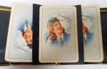 Raro Baralho Duplo Vintage  Era de Ouro da Aviação  Estilo Pin-up Anos 40/50baralho duplo vintage de aviação, provavelmente da década de 1940 ou 1950. A ilustração no verso das cartas, com uma aeromoça (comissária de bordo) em estilo pin-up e aviões bimotores ao fundo, é típica da "Era de Ouro da Aviação".Este tipo de item era frequentemente distribuído como brinde de luxo para passageiros da primeira classe em companhias aéreas icônicas da época (como Pan Am, TWA ou a brasileira Panair)