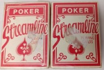 Par de Baralhos Streamline Poker  U.S. Playing Card Co.  Vintage OriginalThe United States Playing Card Company (Cincinnati, Ohio).Tipo: Baralho tamanho Poker com índice padrão.Design: Capa clássica vermelha com tipografia cursiva e o icônico logotipo de Ás de Espadas.