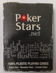 baralho oficial da PokerStars, a maior plataforma de poker online do mundo. O grande diferencial deste baralho é que ele é 100% plástico, o que significa que é de padrão profissional, altamente durável e resistente a dobras e líquidos.