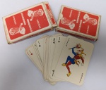 conjunto de baralhos promocionais do Cognac Brugerolle, uma das casas de conhaque mais tradicionais da França (fundada em 1847).O conjunto é composto por um maço de Piquet (um jogo de cartas francês muito antigo e nobre, que usa apenas 32 cartas)