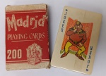 Madrid Playing Cards (Nº 200), fabricado pela tradicional U.S. Playing Card Co. nos Estados Unidos. O design do coringa (Joker) e a tipografia da caixa indicam uma produção de meados do século XX (anos 40 a 60).A linha Madrid era conhecida por sua qualidade e durabilidade, sendo muito utilizada em clubes de bridge e poker da época.