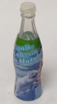 Mini Garrafinha Coca-Cola de Natal, parte da famosa coleção "Espalhe a Alegria no Natal" lançada em meados da década de 2000. Ela apresenta o icônico Urso Polar da Coca-Cola em um cenário de neve, sendo um dos itens de marketing sazonal mais queridos da marca.