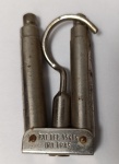 Cabide de Viagem Telescópico Vintage  Patente Brasileira  Raro Item RetrátilPatente Depositada nº 95484 gravada na base.Mecanismo: Braços telescópicos totalmente retráteis e gancho dobrável. Quando fechado, cabe na palma da mão, sendo ideal para otimizar espaço em malas de viagem.