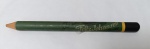 Lápis Vintage Fritz Johansen  Papelaria Antiga São Carlos  Anos 40/60 Fritz Johansen (São Carlos, SP).Modelo: Lápis jumbo de corpo verde com extremidade preta.Contexto Histórico: Item de estoque antigo (New Old Stock). A Fritz Johansen é um ícone do design industrial paulista e uma das marcas mais respeitadas por colecionadores de papelaria vintage.