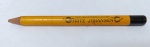 Lápis Vintage Fritz Johansen Amarelo  Produto Legítimo  Papelaria AntigaFritz Johansen (São Carlos, SP).Modelo: Lápis redondo clássico, acabamento em amarelo e preto.Detalhe Visual: Logotipo icônico da marca (círculo com asas) e frase de autenticidade preservada.Contexto Histórico: Item representativo da era de ouro da indústria de escrita em São Paulo (meados do século XX).
