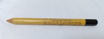 Lápis Tabuada Vintage Fritz Johansen  Indústrias Brasileiras de Lápis  RaroFritz Johansen S.A. (São Carlos, SP).Modelo: Lápis educativo com a tabuada completa impressa ao longo do corpo.Inscrição: "IND. BRASILEIRAS DE LAPIS - FRITZ JOHANSEN S.A.".Estado de Conservação: Excelente. Mais um exemplar de estoque antigo (New Old Stock) com a ponta original de fábrica. A litografia da tabuada está nítida e preservada.