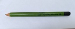 Lápis Vintage Fritz Johansen Verde  Fábrica Rua Tito (Lapa)  Anos 50/60Lápis redondo grosso (Jumbo), acabamento em verde com extremidade preta.Inscrição: Apresenta o logotipo clássico e o endereço histórico da unidade da capital: "Rua Tito, 88 - S. Paulo".Estado de Conservação: Excelente. Mais um item de estoque antigo (New Old Stock) com a ponta de fábrica. A litografia está nítida e a pintura preservada, mantendo o brilho original.