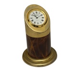 Lindo relógio de mesa marca Quartz , Lacco, em pedra , base prateada e dourado no entorno, mede 10x6 cm largura