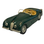 Antiga peça decorativa , antigo carro conversível em latão , peça resistente  , cor verde  mede 22 cm