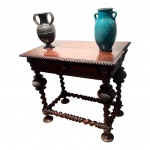 Liceu de Artes e Oficio séc XIX. Linda e importante mesa de apresentação em madeira com entalhe na moldura no tampo, 4 pés torneados unidos por 4 travas, impecável, mede 85x55x78 cm altura. Não acompanha os vasos
