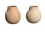 Dois pequenos vasos de barro na cor marrom claro, mede 20 cm