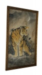 Antigo e lindo quadro, assinado,  com pintura oriental , ost , representando leopardo , com rica moldura em entalhada em dourado, com detalhes art nuveau  mede 90x56 cm largura