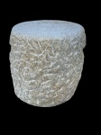 Banco ou mesa de apoio , escultura em pedra bruta apicoada com dois pegadores nas laterais esculpidos na pedra, mede 40x40 cm