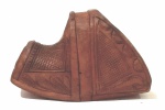 ANTIGO ESTRIBO EM MADEIRA NOBRE ENTALHADO MEDINDO 22X14X14CM