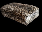 Grande pufe estofado em tecido com estampa animal, 4 rodinhas . Medindo 125 cm x 70 cm x 43 cm alt.