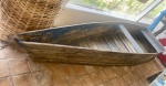 Antigo e grande barco de pescador , peça decorativa, com dois bancos, pátina azul de época, mede 4 metros x 90x45 cm altura
