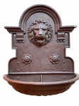 Grande fonte de água em ferro fundido e forjado, linda escultura de leão e adornos no entorno, nunca usada, mede 86x44x1 metro de altura