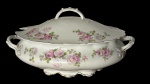 Antiga e linda sopeira em porcelana inglesa com estampa floral branco,  rosa e verde , com tapa , detalhes no pegador em alto relevo,  , mede 36x 23x17 , perfeito estado