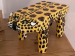 Banco ou mesa de apoio em madeira pintada a mão representando onça. Medidas: 28 x 16 cm e altura 15 cm.