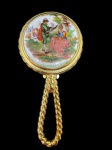 Antigo espelho, porta pó de arroz , de abrir e fechar , peça francesa, em metal dourado , com lindo acabamento com alça em modelo de transa , com rica cenas de galantes em porcelana esmaltada mede 13 x 7 cm largura