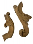Dois fragmentos em madeira pinho de riga de grossa espessura, mede 40 e 25 cm