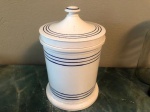 Antigo e grande pote de farmácia em porcelana branca com frisos azuis, provavelmente Portugues, mede 21x33 cm de altura