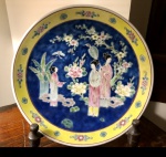 Antigo e lindo prato oriental, imari, com lindos desenhos de cenas cotidianas, mede 21 cm 