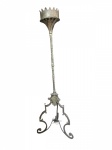 Antigo e lindo tocheiro, luminária para uma lâmpada , em ferro martelado com cúpula em chapa, base em ferro forjado. Ótimo estado. Mede: 1,80 mts.
