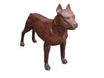 Grande e linda escultura em ferro fundido bruto e pesado, representando cachorro, mede 90 x 28 x 65 cm altura.