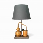 Diferente abajur montado com antigo alambique de cobre , com base em madeira , cúpula preta, nova instalação , impecável, base mede 26x15 , abajur 60 cm com cúpula