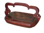 Antiga e lindo marmiteiro oriental com alça, na cor vermelho Tibet, mede  42x24x30 cm altura com alça