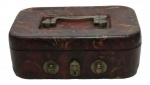 Cofre de ferro com pintura marmorizada (Portugal), com sinais de oxidação, medidas aproximadas: Alt 13 cm, Comp 24 cm e larg 17 cm
