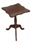 Mesinha de madeira, dita Tilt Top. 3 pés. Coluna balaústre. Tampo quadrado liso. Borda recortada. Med. 55 x 37 x 37 cm (A x C x L).