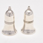 Saleiro e paliteiro , espessurado a prata . Corpo no formato de sino, trabalhado com 3 frisos horizontais. Med. 8,3 cm (A).
