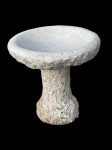 Bebedouro de passarinho esculpida em pedra apicoada e base em pedra, nunca usada , mede 70x55 cm altura