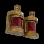 Par de antigas lanternas de paredes, em latão dourado, antigamente usadas em carruagem com vidros vermelhos rosado, funcionando , medem 40x30 cm cada