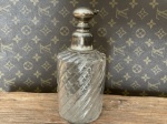 Antigo  perfumeiro, possivelmente bacarrat com metal espessurado a prata na tampa, mede 18x9 cm