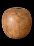 Escultura em madeira maciça representando maça, mede 18 cm