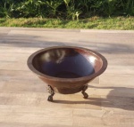 Lenheiro todo em ferro fundido, três pés imitando patas de animais, nunca usada, peça bruta e pesada. Medidas: Diâmetro: 64 cm x 32 cm de altura.