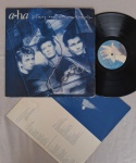 LP A-HA - STAY ON THESE ROADS C/ ENCARTE // CAPA CONFORME FOTOS // DISCO EM MUITO BOM ESTADO // PODE CONTER RISCOS QUE CAUSAM CHIADOS, RUÍDOS OU PULOS