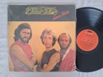 LP BEE GEES - LOVE HITS // CAPA CONFORME FOTOS // DISCO EM MUITO BOM ESTADO // PODE CONTER RISCOS QUE CAUSAM CHIADOS, RUÍDOS OU PULOS