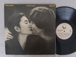 LP JOHN LENNON & YOKO ONO - DOUBLE FANTASY // CAPA CONFORME FOTOS // DISCO EM MUITO BOM ESTADO // PODE CONTER RISCOS QUE CAUSAM CHIADOS, RUÍDOS OU PULOS