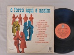LP O FORRÓ AQUI É ASSIM C/ JU DA SANFONA E SANDRO ROGERIO // CAPA CONFORME FOTOS // DISCO EM MUITO BOM ESTADO // PODE CONTER RISCOS QUE CAUSAM CHIADOS, RUÍDOS OU PULOS